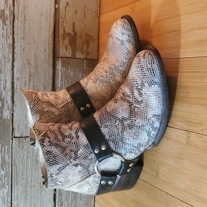 Freebird Santiago Black white Snake Size 8